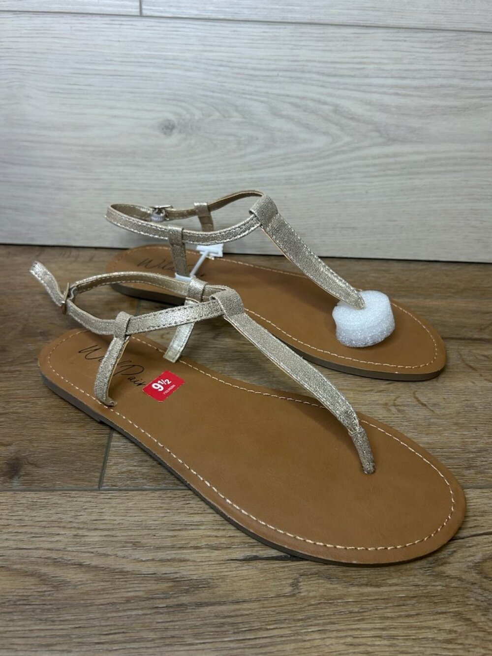 Wild Pair Women Krisleyy T-Strap Flat Sandals Gold 9.5M